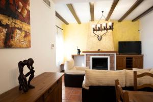 een woonkamer met een tafel en een open haard bij CASA DON ALEJANDRO y DOÑA FLORENCIA in Hornachuelos