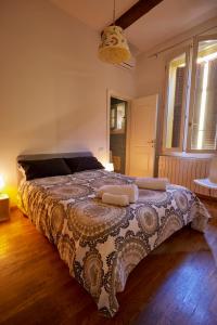 - une chambre avec un lit et une couverture dans l'établissement Silent and Cosy apartment, à Bologne