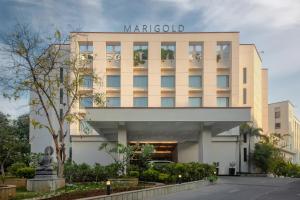 海得拉巴的住宿－Marigold Hotel，前面有雕像的建筑