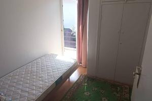 un letto in una stanza con finestra di B.oğlu ada kiralık müstakil ev a Darıca