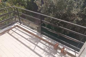 una rampa di scale con ringhiera di metallo di B.oğlu ada kiralık müstakil ev a Darıca