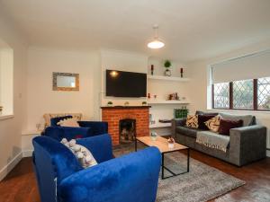 sala de estar con sillas azules y chimenea en Spacious 6 Sleeper - Great Location - Legoland - Parking, en Windsor