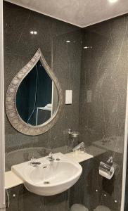 泰恩河畔新堡的住宿－大不列顛紐卡爾斯機場酒店，一间带水槽和镜子的浴室