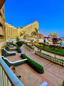 - un balcon offrant une vue sur le complexe dans l'établissement Porto El Sokhna Pyramids 2, à Ain Sokhna