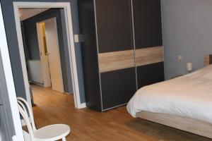 Comblain-au-PontにあるGite Du bacのベッドルーム1室(ベッド1台、テーブル、椅子付)