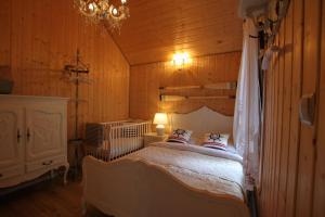 ステグナにあるPogodny- domek letniskowy Ośrodek Gałkowo noclegi w Stegnieの木製の部屋にベッド1台が備わるベッドルーム1室があります。
