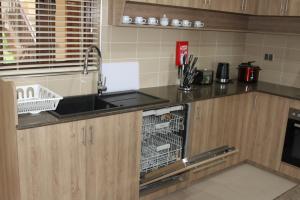 Kuchyň nebo kuchyňský kout v ubytování Belle Vue Lodge