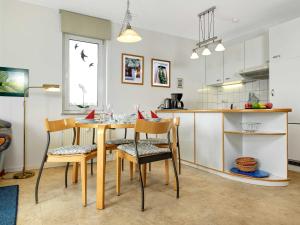 a kitchen and dining room with a table and chairs at Hafenkieker in Kirchdorf