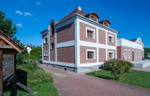 un gran edificio de ladrillo en una calle de ladrillo en Penzion Lhotka, en Ostrava