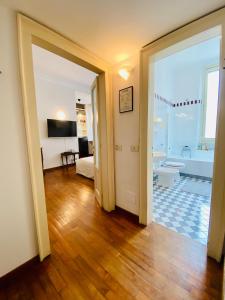 een hal met een kamer met een badkamer en een bad bij Città Studi Apartment in Milaan