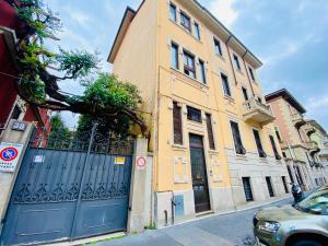 een gebouw met een poort aan de straatkant bij Città Studi Apartment in Milaan