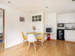 a kitchen and dining room with a table and chairs at Perfect Location, 1 Bedroom APT, Castle, Legoland in Windsor