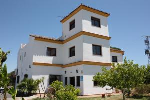 a large white building with aventh floor at Hostal Rural La Plata Parking Incluido in Arcos de la Frontera