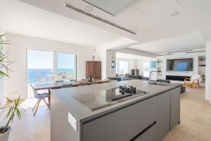 cocina y sala de estar con vistas al océano en Villa Mediterraneo by Mallorca House Rent, en Cala Murada