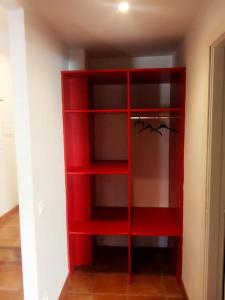 a red book shelf with two bats in a room at El Olivo in Torre del Compte