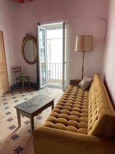 salon z kanapą i stołem w obiekcie Apartamentos la Selva - Rafael de la Viesca w Kadyksie
