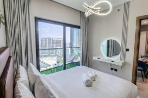 een slaapkamer met een bed en een groot raam bij STAY BY LATINEM Luxury 1BR Holiday Home W1006 near Burj Khalifa in Dubai