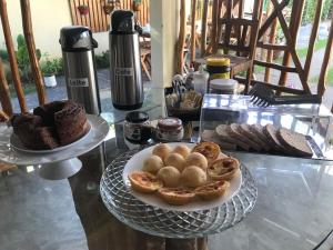 une table avec une assiette de pain et une assiette de gâteau dans l'établissement Casa Éolica, à Barra Grande