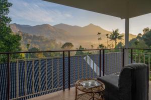 uma varanda com vista para as montanhas em Munnar Majestic Resorts by VOYE HOMES em Anachal