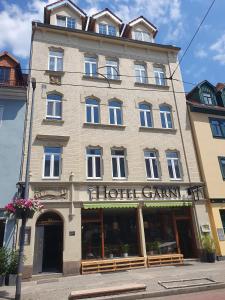 een groot gebouw met een hotelgenna bij Hotel Garni " Am Domplatz" in Erfurt