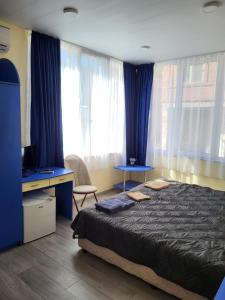 - une chambre avec un lit, un bureau et des fenêtres dans l'établissement Къща за гости Бовъ с джакузи, à Gara Bov