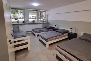 1 Schlafzimmer mit 3 Betten und einem Fenster in der Unterkunft Quartier No.9 in Hamburg