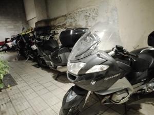 eine Reihe von Motorrädern, die neben einer Wand geparkt sind in der Unterkunft Guesthouse Sanja - Apartments 212 in Mostar