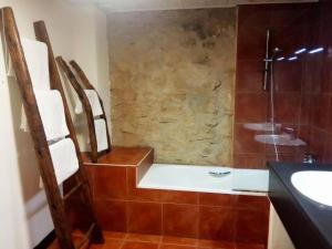 uma casa de banho com um WC, um lavatório e um chuveiro em The Almond Tree em Torre del Compte