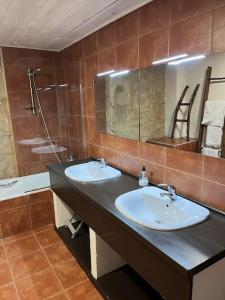uma casa de banho com 2 lavatórios e um espelho grande em The Almond Tree em Torre del Compte