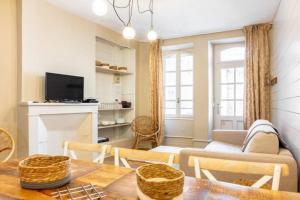 salon ze stołem, krzesłami i kanapą w obiekcie Le rustique Chic tout confort w mieście Châteauroux