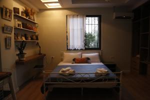 1 dormitorio con cama y ventana en Illyrian studio apartment 2 en Tirana