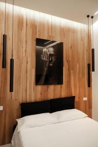 una camera con un letto e una parete in legno di Doryana Luxury a Napoli