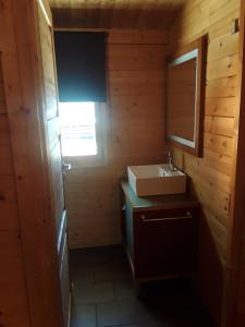 a bathroom with a sink and a mirror at Complejo The Dreams in Cazalegas