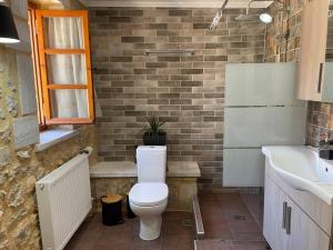 Et badeværelse på Panorama Stonehouse + 13 billeder