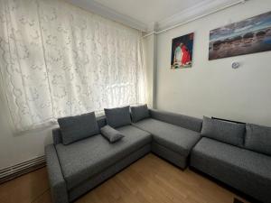 uma sala de estar com um sofá em frente a uma janela em 1+1 Flat in Fatih Aksaray em Istambul