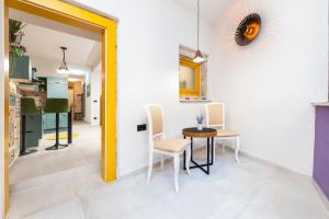 ein Esszimmer mit Tisch und Stühlen in der Unterkunft Apartman Paulina in Rovinj + 7 Fotos