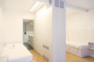 ヴェネツィアにあるCombo Veneziaの白い壁のベッドルーム1室、ベッド2台が備わります。