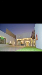 a large house with a large yard with green grass at شاليهات ورد المساء in Taif