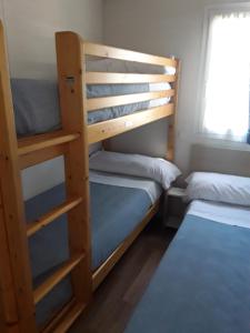 Двухъярусная кровать или двухъярусные кровати в номере Complejo The Dreams