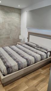 um quarto com uma cama grande num quarto em ALAMO LUXURY APARTMENT em Playa del Inglés