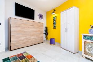 uma sala de estar com uma grande porta de correr e uma televisão em Apartman Paulina em Rovinj