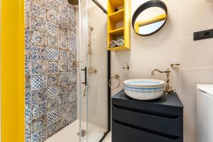 ein Badezimmer mit Waschbecken und Dusche in der Unterkunft Apartman Paulina in Rovinj