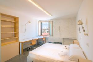 - une chambre avec un lit, un bureau et une fenêtre dans l'établissement Combo Venezia, à Venise