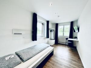Rúm í herbergi á Monteurzimmer - Worker's accommodation - ZIMMERzuVERMIETEN in Bäriswil