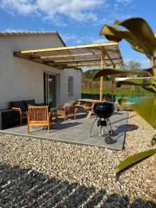 grill na patio z domem w obiekcie Maison au calme près des plages w mieście Le Poiroux
