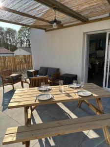 Patio lub wspólna przestrzeń na świeżym powietrzu w obiekcie Maison au calme près des plages