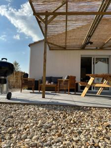 Patio lub wspólna przestrzeń na świeżym powietrzu w obiekcie Maison au calme près des plages