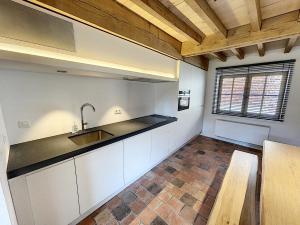 una cucina con lavandino e piano di lavoro di Begijnhof 4 a Sint-Truiden