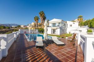 ベレス・マラガにあるA&N Rivera Casa Blancaのスイミングプール付きの家の景色を望めます。
