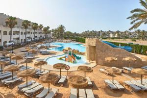 um resort com piscina e espreguiçadeiras em ALEGRIA Cabo De Gata em Retamar